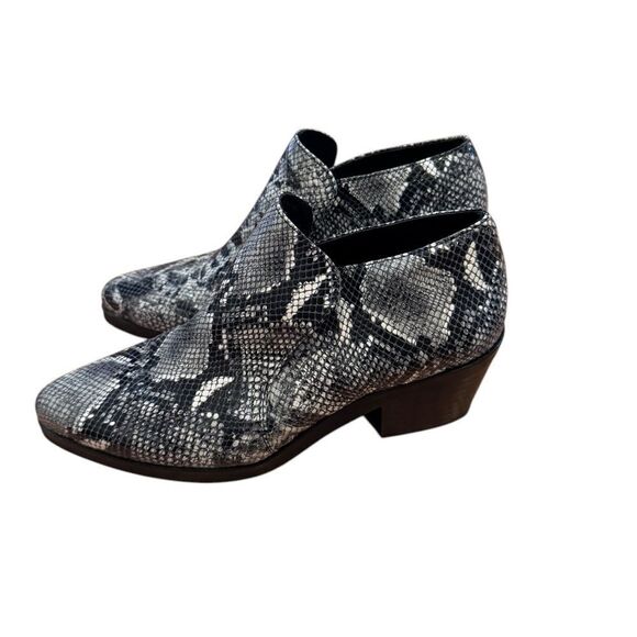 Intentionally Blank Black White Snakeskin Ankle Booties 10 - Picture 5 of 7